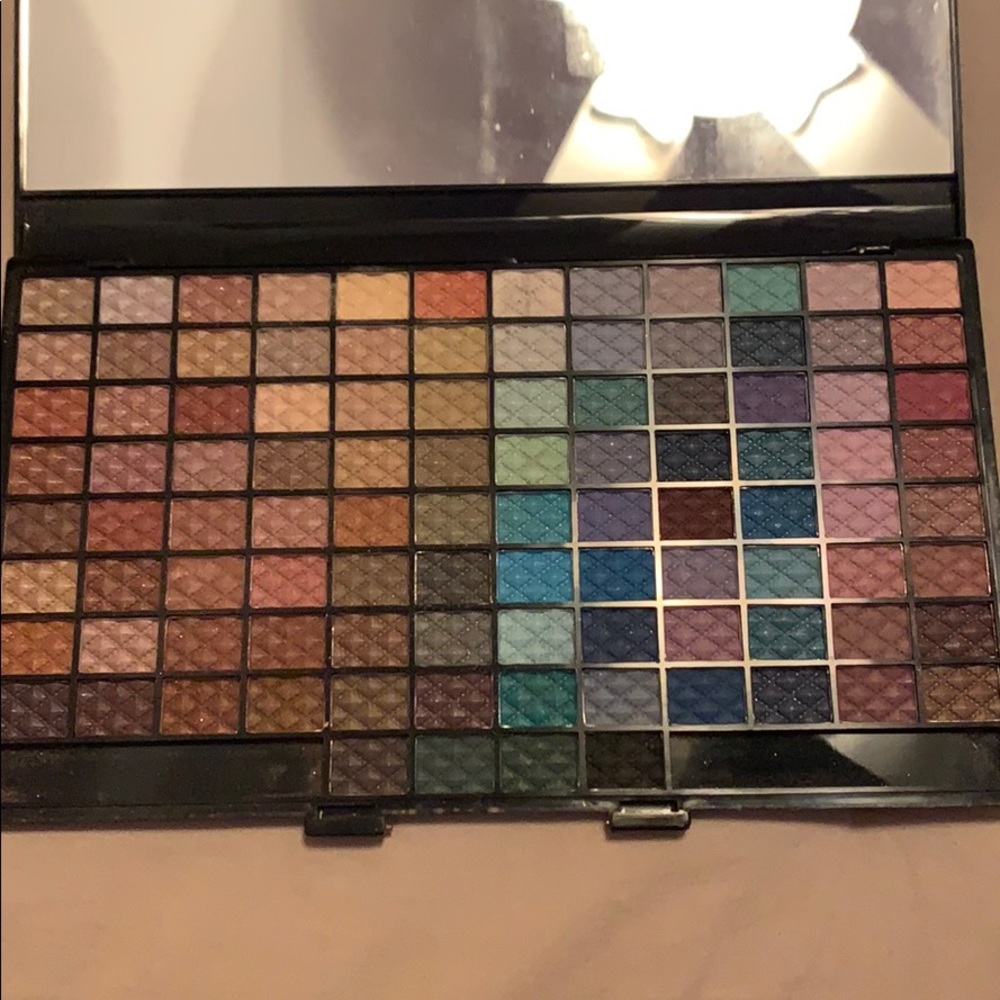 Eye shadow pallet